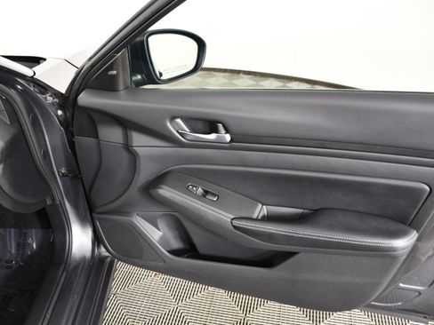 Used 2024 Nissan Altima 2.5 SV FWD image 39