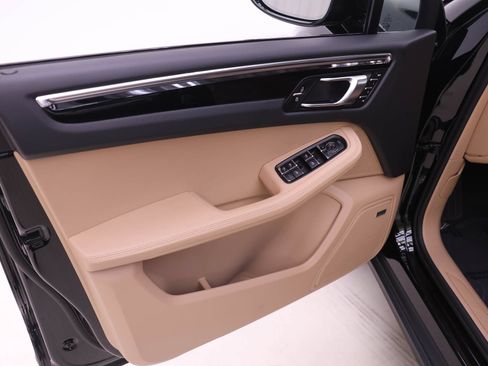 Used 2026 Porsche Macan AWD/4WD image 16