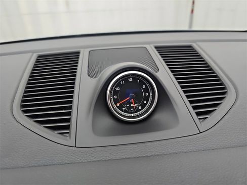 Used 2018 Porsche Macan image 32