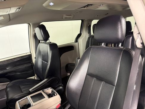 Used 2014 Chrysler Town & Country Touring FWD image 11