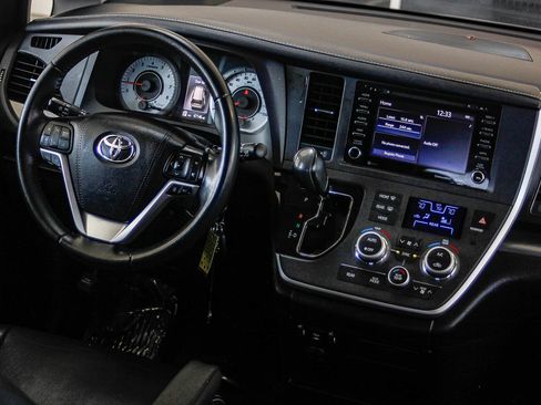 Used 2020 Toyota Sienna SE w/ Carpet Mat Package image 12