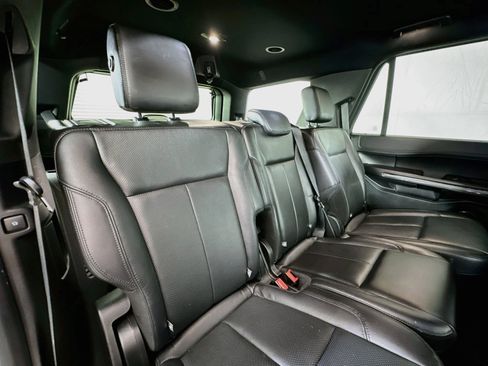 Used 2018 Ford Expedition XLT w/ Equipment Group 202A AWD/4WD image 26