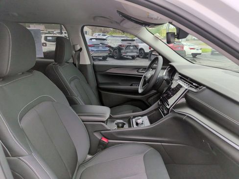 Used 2024 Jeep Grand Cherokee L Laredo AWD/4WD image 16