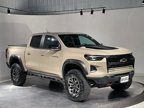 Used 2024 Chevrolet Colorado ZR2 w/ Technology Package AWD/4WD image 30