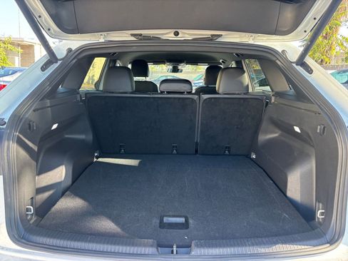 Used 2025 Volkswagen Atlas Cross Sport SE image 31