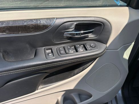 Used 2015 Chrysler Town & Country Touring-L w/ Driver Convenience Group FWD image 18