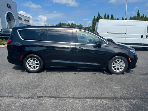 Used 2023 Chrysler Pacifica Touring-L FWD image 2