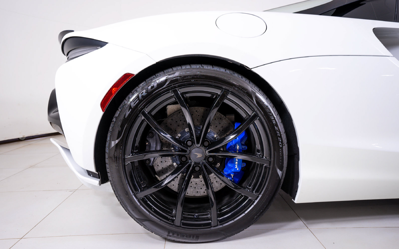 Used 2025 McLaren Artura Spider RWD image 18