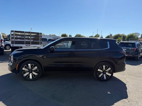 Used 2025 Mitsubishi Outlander SE FWD image 2