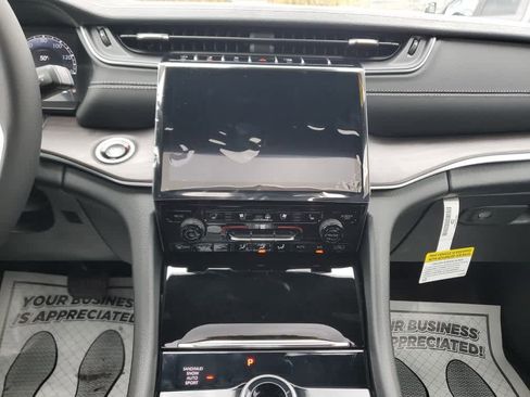 New 2025 Jeep Grand Cherokee Limited w/ Luxury Tech Group II image 21