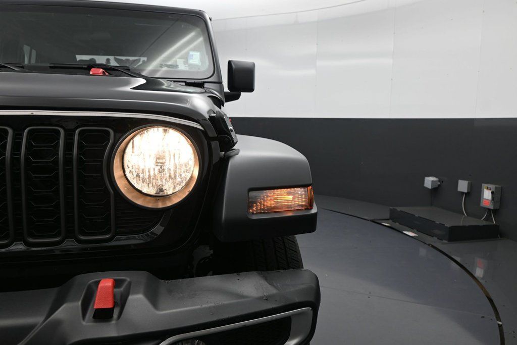 Used 2025 Jeep Gladiator Sport AWD/4WD image 16