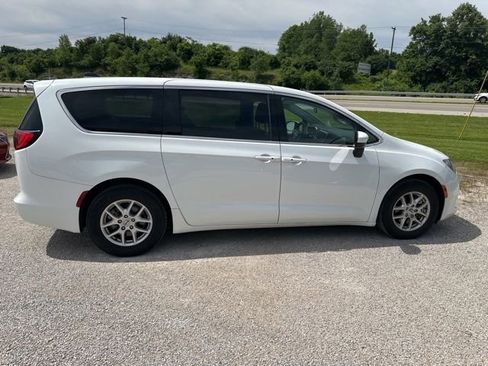 Used 2022 Chrysler Voyager LX FWD image 9