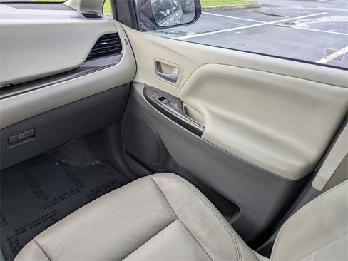 Used 2016 Toyota Sienna XLE image 19