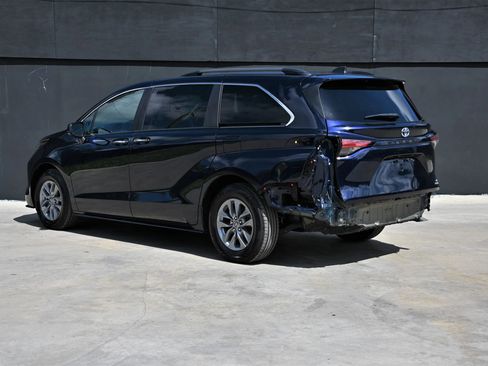 Used 2022 Toyota Sienna XLE w/ XLE Plus Package FWD image 4