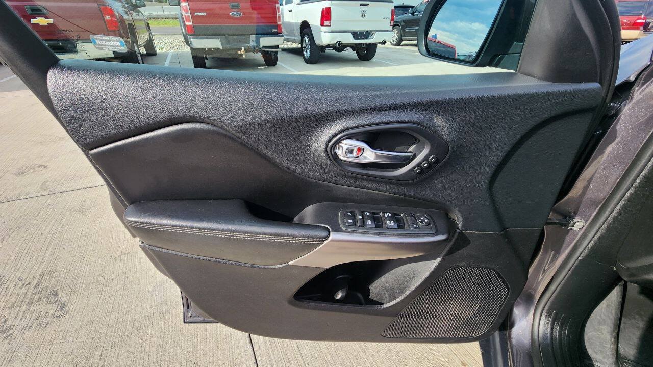 Used 2019 Jeep Cherokee Limited AWD/4WD image 11