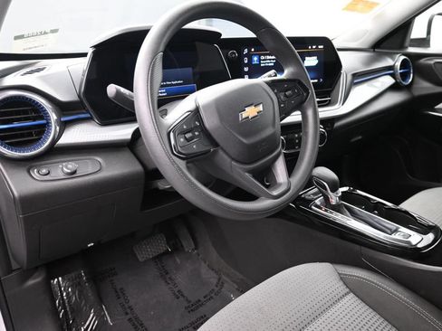 Used 2025 Chevrolet Trax LT FWD image 11