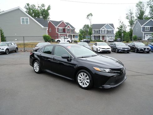Used 2018 Toyota Camry LE FWD image 2