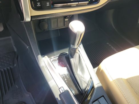 Used 2017 Toyota Corolla LE FWD image 27