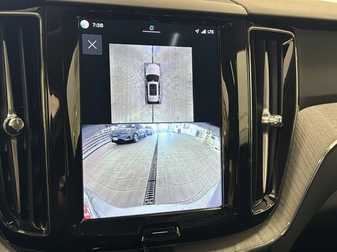 Used 2025 Volvo XC60 B5 Plus AWD/4WD image 18