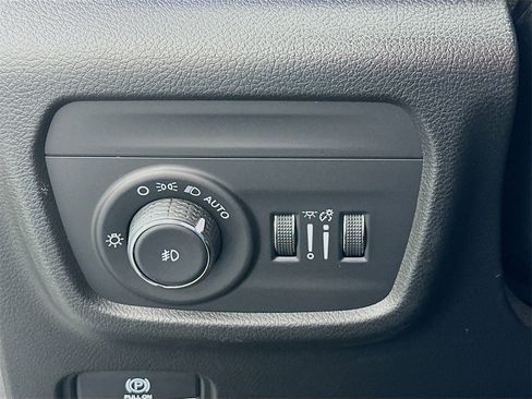 Used 2022 Jeep Grand Cherokee Overland w/ Luxury Tech Group IV image 10