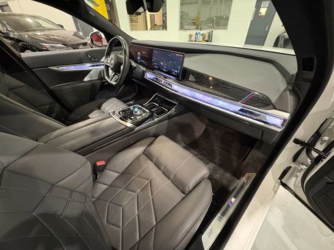 Used 2024 BMW i7 xDrive60 image 45