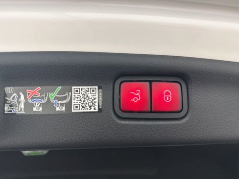 Used 2025 Mercedes-Benz C 300 Sedan image 25