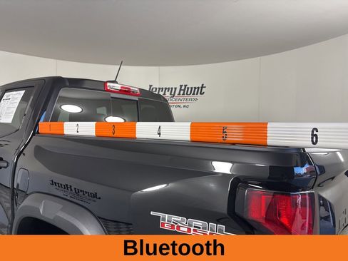 Used 2024 Chevrolet Colorado Trail Boss w/ Technology Package image 8