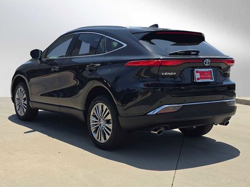 Used 2024 Toyota Venza XLE AWD/4WD image 5