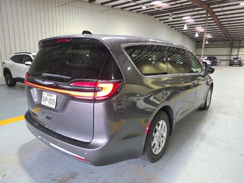 Used 2023 Chrysler Pacifica Touring-L FWD image 9
