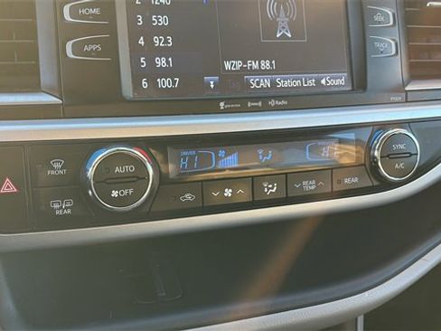 Used 2017 Toyota Highlander XLE image 14
