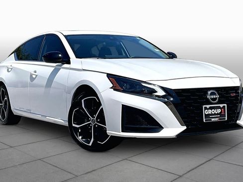 Certified 2024 Nissan Altima 2.5 SR w/ SR Premium Package FWD image 3