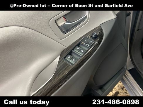 Used 2015 Toyota Sienna XLE w/ XLE Navigation Package AWD/4WD image 16