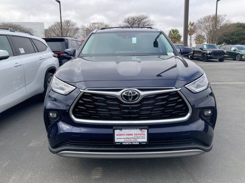 New 2026 Toyota Highlander Platinum AWD/4WD image 2