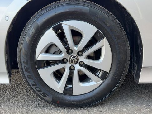 Used 2017 Toyota Prius Two image 9