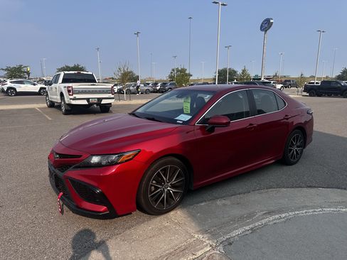 Used 2021 Toyota Camry SE FWD image 3