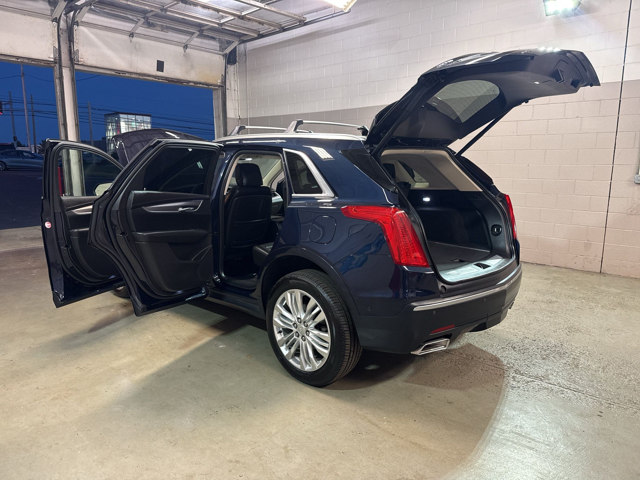 Used 2017 Cadillac XT5 Premium Luxury w/ Driver Assist Package AWD/4WD image 12