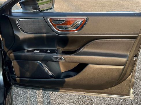 Used 2019 Lincoln Continental Premiere image 24