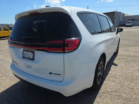 Used 2023 Chrysler Pacifica Touring-L w/ Uconnect Theater Family Group FWD image 2