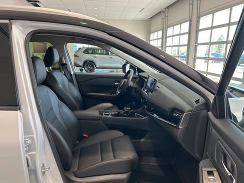 Used 2024 Nissan Rogue SL AWD/4WD image 18