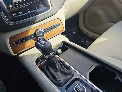 Used 2022 Volvo XC90 T6 Momentum w/ Climate Package image 25