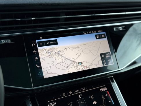 Used 2025 Audi Q8 Premium image 20