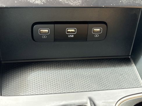 Used 2024 Kia Carnival LX FWD image 32