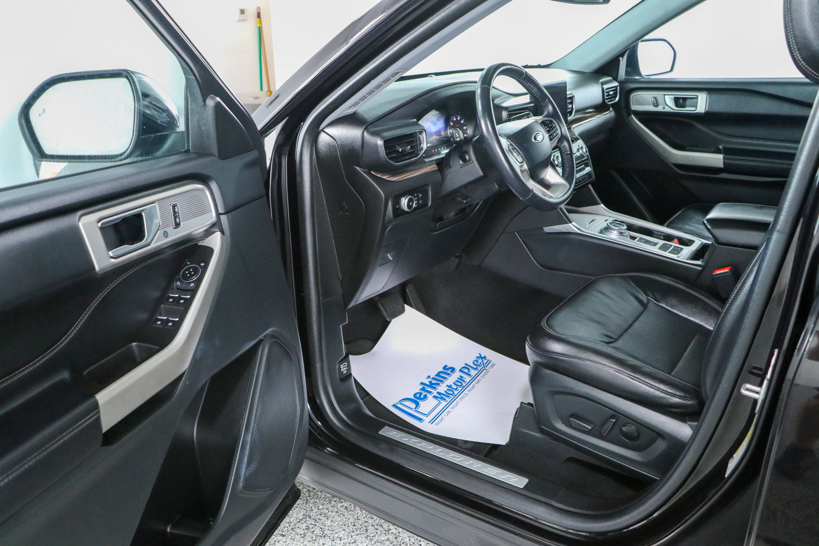 Used 2023 Ford Explorer Limited RWD image 3