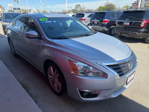 Used 2013 Nissan Altima 3.5 SV FWD image 2