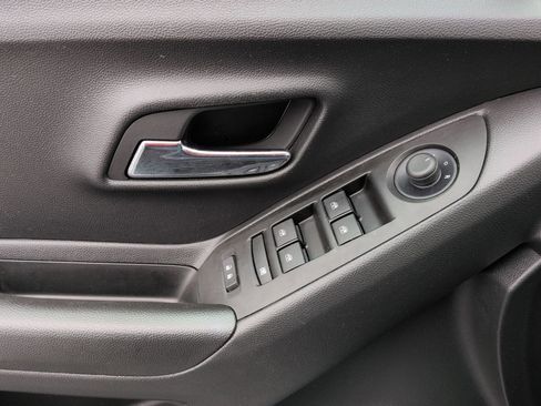 Certified 2022 Chevrolet Trax LT w/ LT Convenience Package image 22