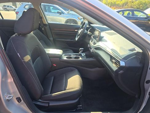 Used 2025 Nissan Altima 2.5 SV FWD image 5