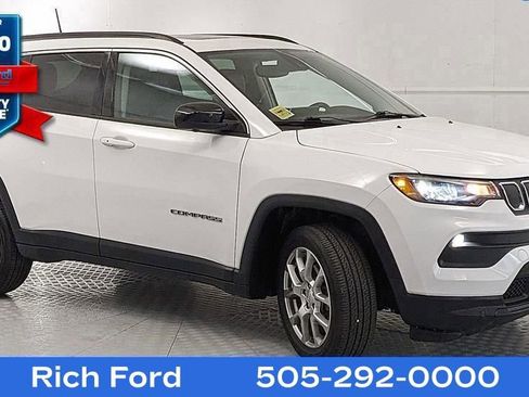 Used 2022 Jeep Compass Latitude w/ Sun and Sound Group AWD/4WD image 1