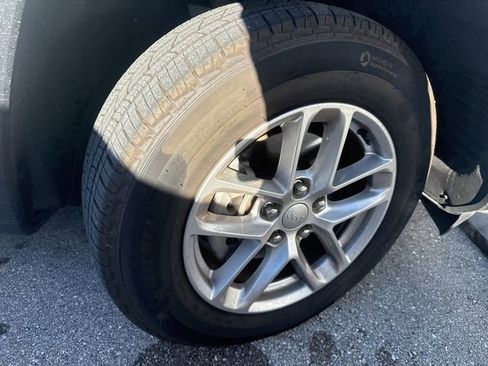 Used 2025 Jeep Grand Cherokee Laredo X image 13