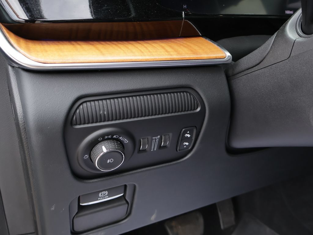 Used 2024 Jeep Grand Wagoneer L Series III AWD/4WD image 22
