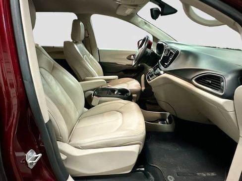 Used 2017 Chrysler Pacifica Touring-L image 30